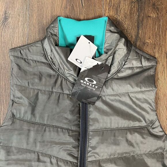 Oakley Gray And Teal Quilted Full Zip Puffer Vest with compact Hood Size XL - Picture 2 of 7